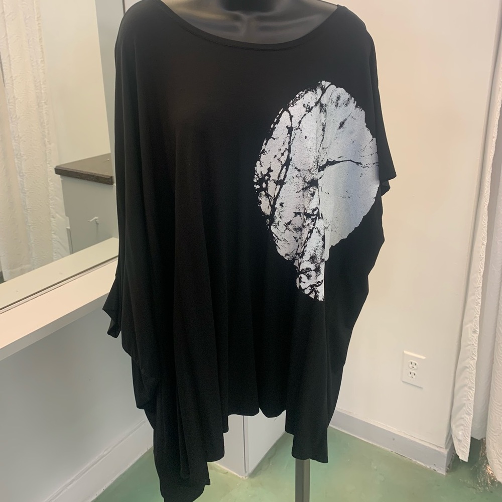 Igor dobranic long black top with white decal. Never worn, with tags.